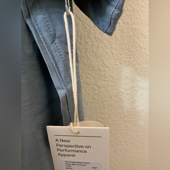 Nwt Vuori Short Sleeve Bridge Button Down Color: Dusty Blue Plumeria size M - Picture 8 of 8